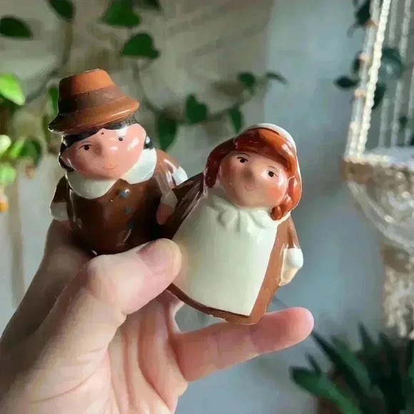 Publix 2004 The Pilgrim Pair Salt & Pepper Shakers - Thanksgiving Collectibles - Picture 1 of 8